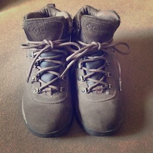 Women’s Columbia hiking boots size 8.5